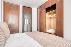 2 bedrooms, iron/ironing board, WiFi, bed sheets - Amazing Argüelles 2bd, near Madrid Rio w/amazing views, by Blueground (Madrid)