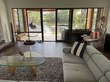Smart TV, books, computer monitors. Waterfront Paradise with Jetty, Kayaks, BBQ, & more