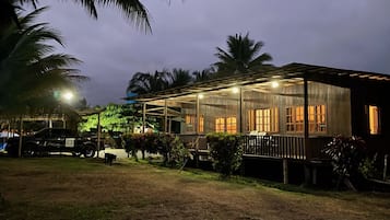 Deluxe bungalow, uitzicht op strand | Gratis wifi