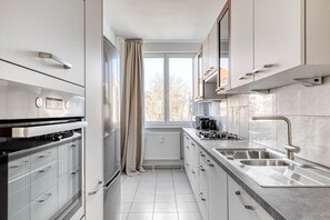 Een koelkast, een microgolfoven, een oven, een kookplaat