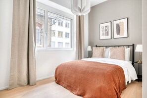 2 عدّة غرف نوم ومكواة/لوح كي وواي فاي وملاءات أسرّة