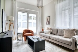 TV, stereo - Bright Wiedikon 3.5 Room w/ Storage & W/D, 3 min to Market, by Blueground (Zurich)