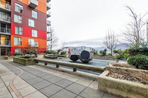 Pool - New Modern, Large 1 Bedroom, 1 Bathroom + Work Space (Vancouver)