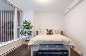 1 bedroom, desk, iron/ironing board, free WiFi - New Modern, Large 1 Bedroom, 1 Bathroom + Work Space (Vancouver)