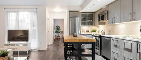 冷蔵庫、電子レンジ、オーブン、コンロ