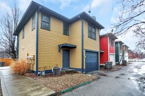 Exterior - Prime Downtown Location+Garage. Walk to Mass Ave. (Indianapolis)