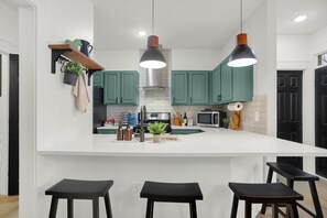 Réfrigérateur, micro-ondes, four, plaque de cuisson