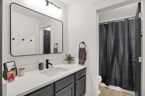 Hair dryer, towels, soap, shampoo - Prime Downtown Location+Garage. Walk to Mass Ave. (Indianapolis)