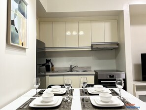 Kühlschrank, Mikrowelle, Ofen, Herdplatte