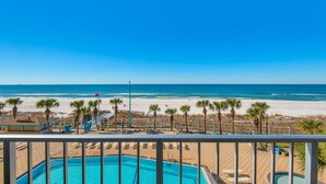 Zona de piscina con vista a la playa y al océano.