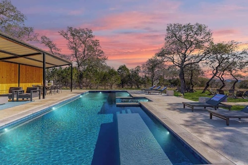 Sleeps 18 - Ranch Home, 2 Fire Pits, Pool, Hot Tub