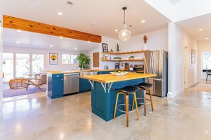 ثلاجة، ميكروويف، فرن، موقد طهي مسطح