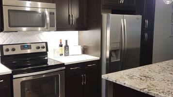 Geladeira, micro-ondas, fogão, cooktop