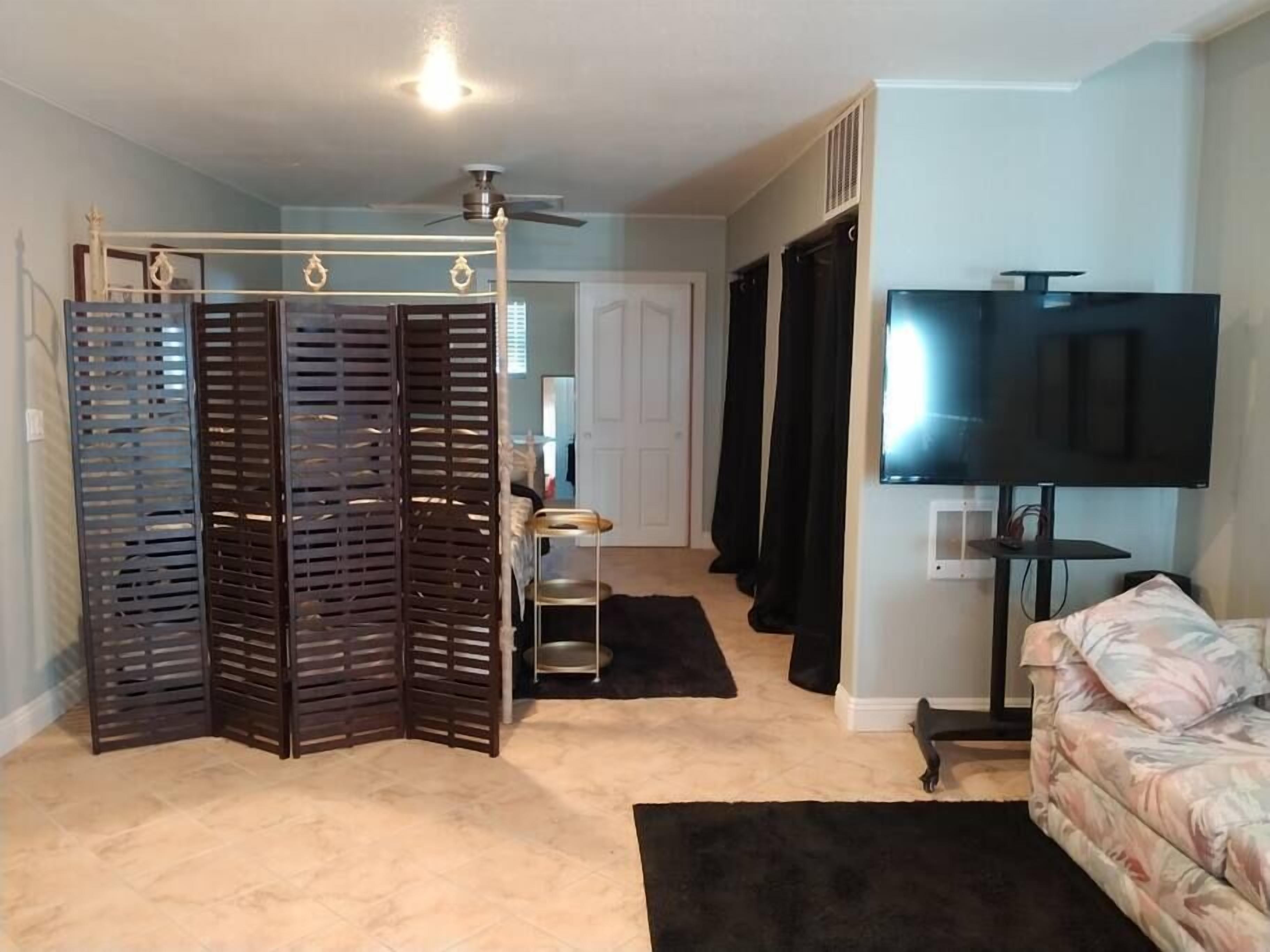 1 habitación, escritorio, tabla de planchar con plancha y wifi gratis 