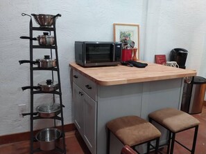 Grand réfrigérateur, micro-ondes, cafetière/bouilloire, grille-pain