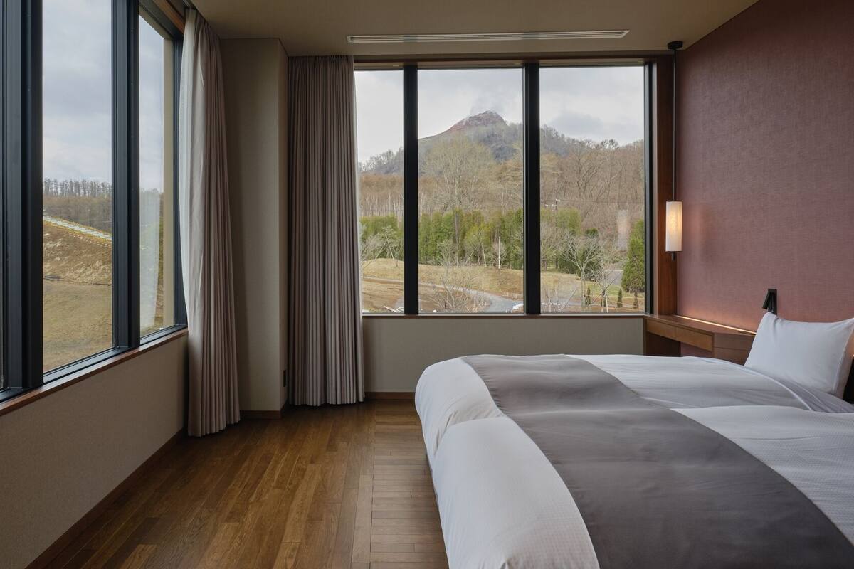 Ropa de cama de alta calidad y caja de seguridad en la habitación