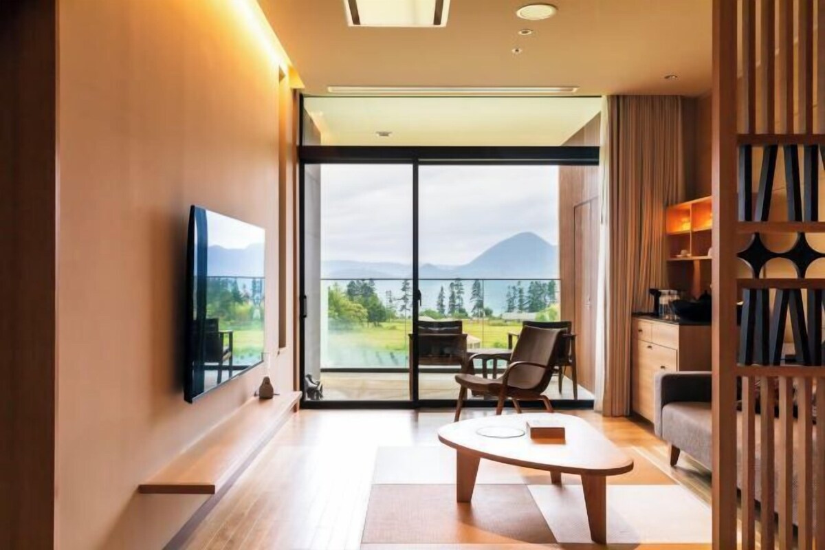 Living area | Flat-screen TV, smart speakers