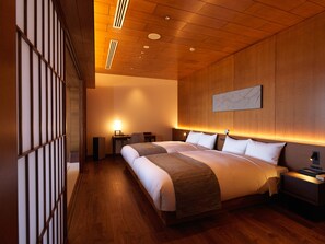 Phòng Suite, không hút thuốc, quang cảnh hồ (Onsen Open-Air Bath, East Wing) | Bộ đồ giường cao cấp, két bảo mật tại phòng 