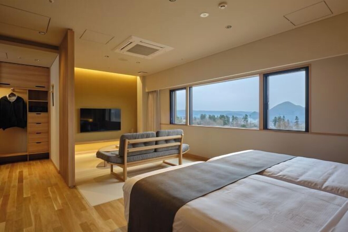 Premium bedding, in-room safe, laptop workspace, free WiFi