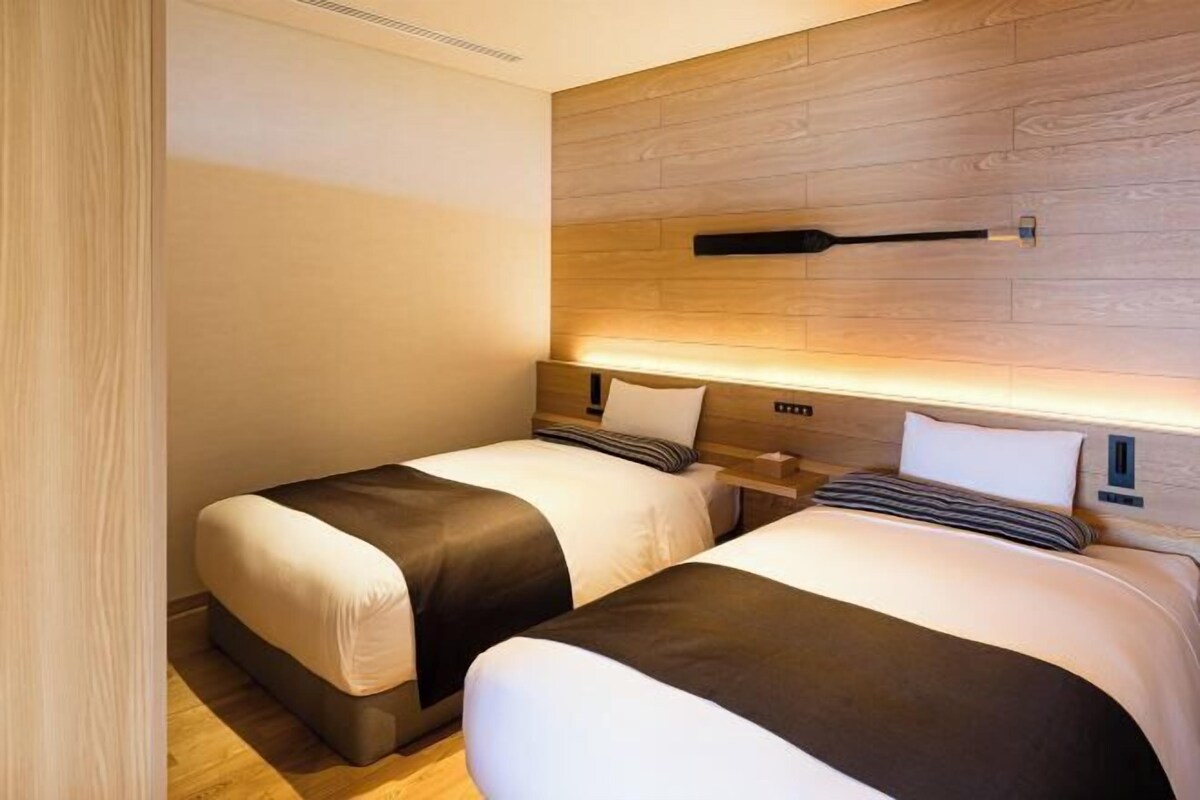 Premium bedding, in-room safe, laptop workspace, free WiFi