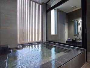 Suite junior, para no fumadores, vista a la montaƱa (Onsen Open-Air Bath, East Wing) | BaƱo | Amenidades de baƱo gratuitas, secadora de cabello, bidet, toallas