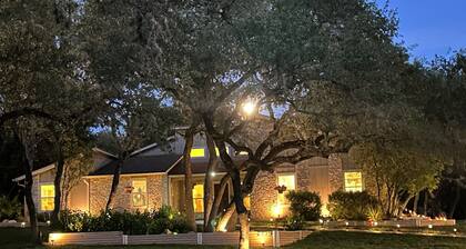 2 King Beds in Relaxing Oasis in Texas Hill Country - Free Wi-Fi, Parking, Snack