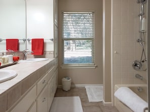 Hair dryer, towels, soap, shampoo - 2 King Beds in Relaxing Oasis in Texas Hill Country - Free Wi-Fi, Parking, Snack (San Marcos)