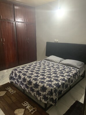 2 bedrooms, WiFi, bed sheets - Impeccable Apartment in Abidjan, Cote D'avoire (Abidjan)