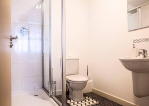 Duschwanne, Haartrockner, Handtücher