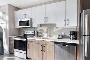 Réfrigérateur, four à micro-ondes, un four, lave-vaisselle