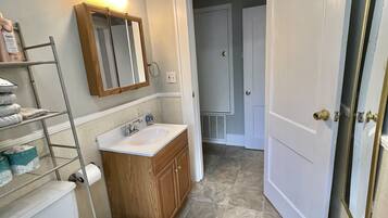 Douche, sĂšche-cheveux, serviettes fournies, savon