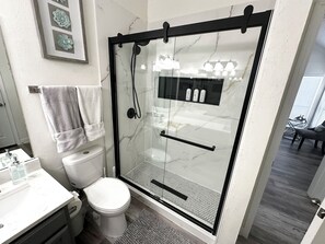 Hair dryer, towels, soap, shampoo - Safe, Central, Cozy Home with Private Parking, KING Bed, near DFW Airport & more (Euless)