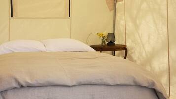 1 bedroom, bed sheets