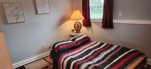 3 bedrooms, iron/ironing board, WiFi, bed sheets - Cozy house located  20 minutes from National Harbor, MGM, Old Town Alex.Va (Clinton)