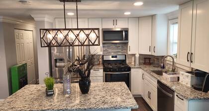 Cozy house located 20 minutes from National Harbor, MGM, Old Town Alex.Va