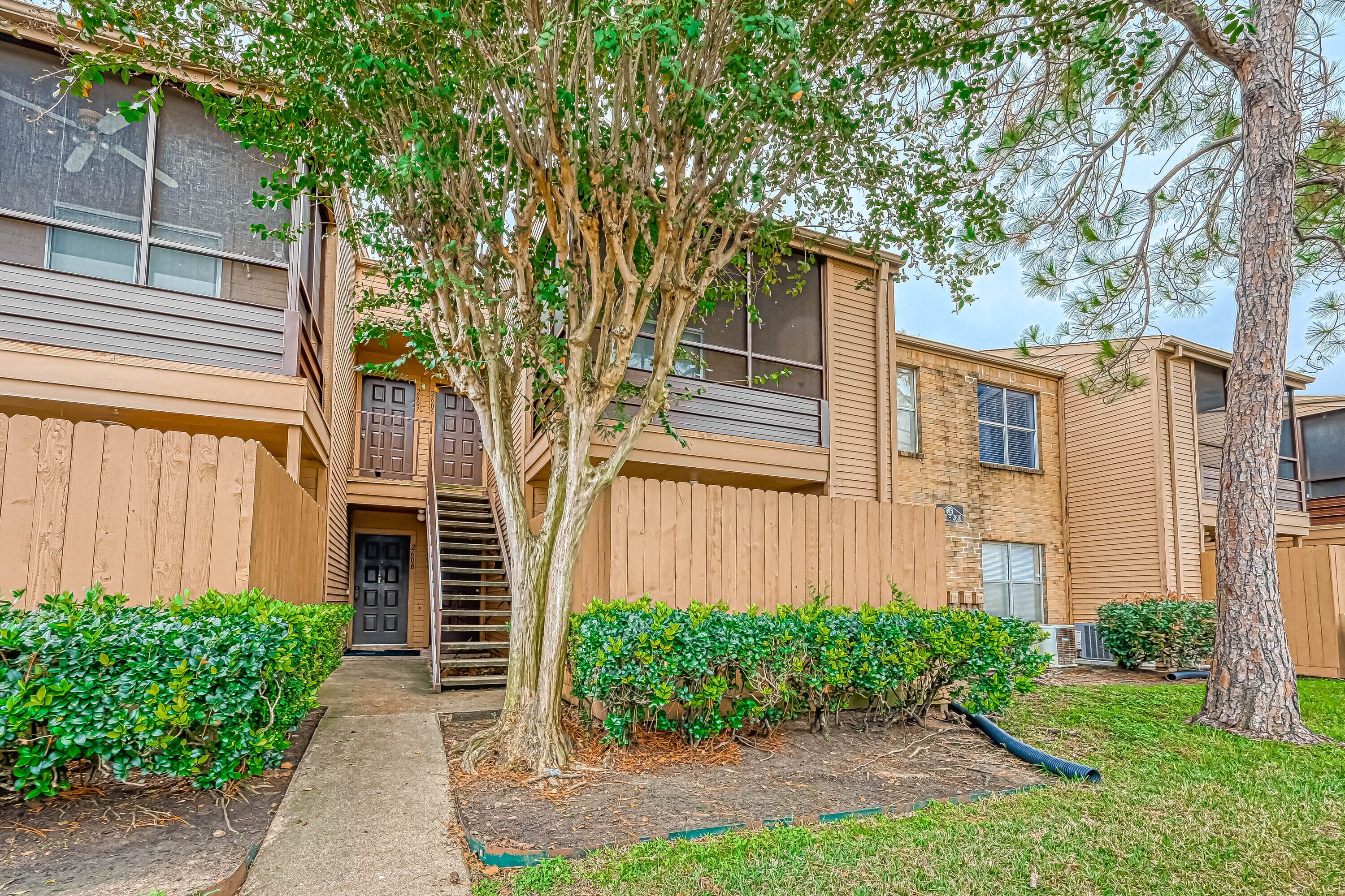 Condo next to park with pool, & tennis court @ International District - Bellaire
