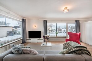 TV - Apartment 'In Bayern' with Private Terrace and Wi-Fi (Warngau)