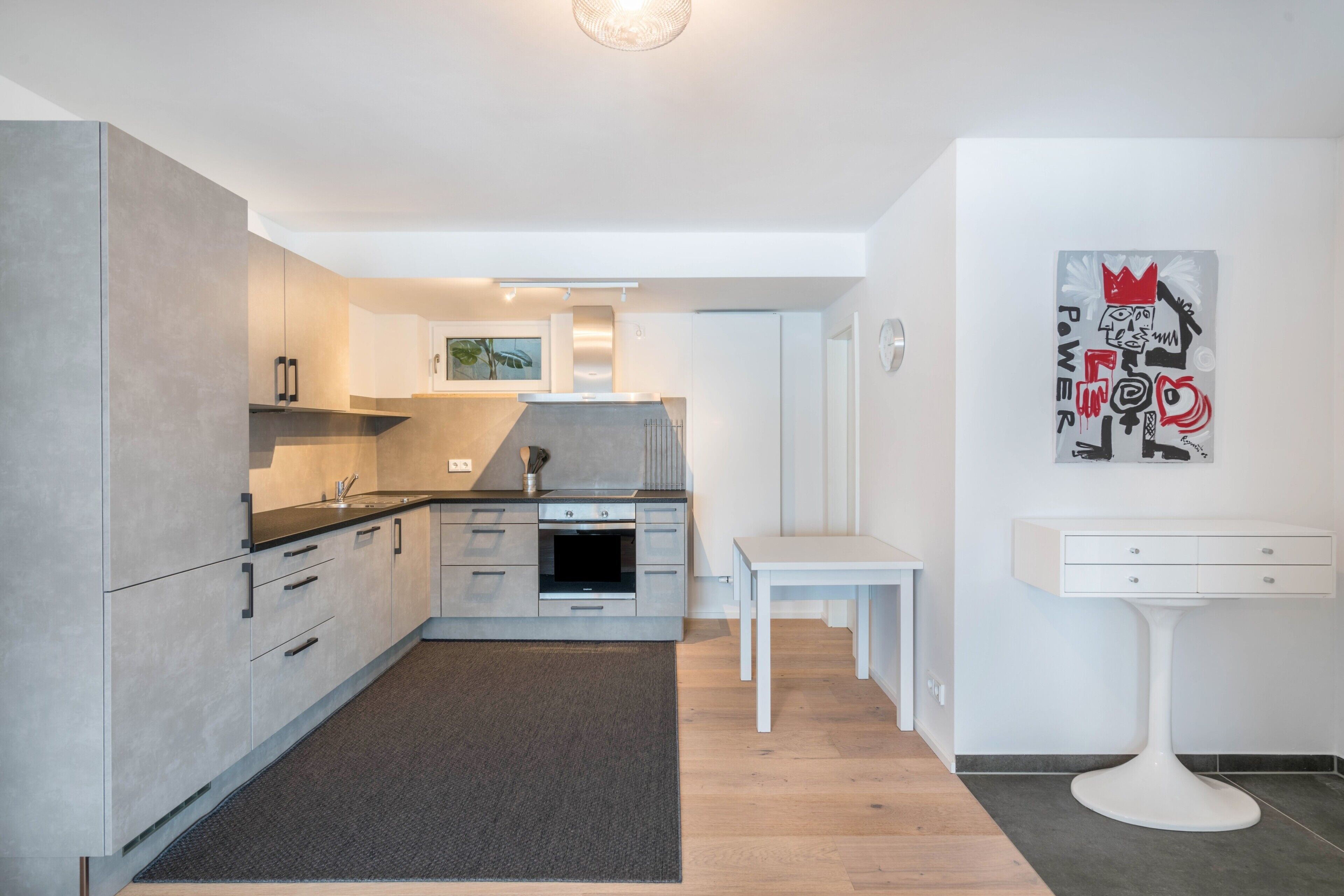 Jääkaappi, mikroaaltouuni, uuni, liesi