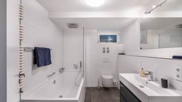 Banyera, articles de tocador gratuïts i assecador de cabells