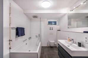 Bathtub, free toiletries, hair dryer, towels - Apartment 'In Bayern' with Private Terrace and Wi-Fi (Warngau)