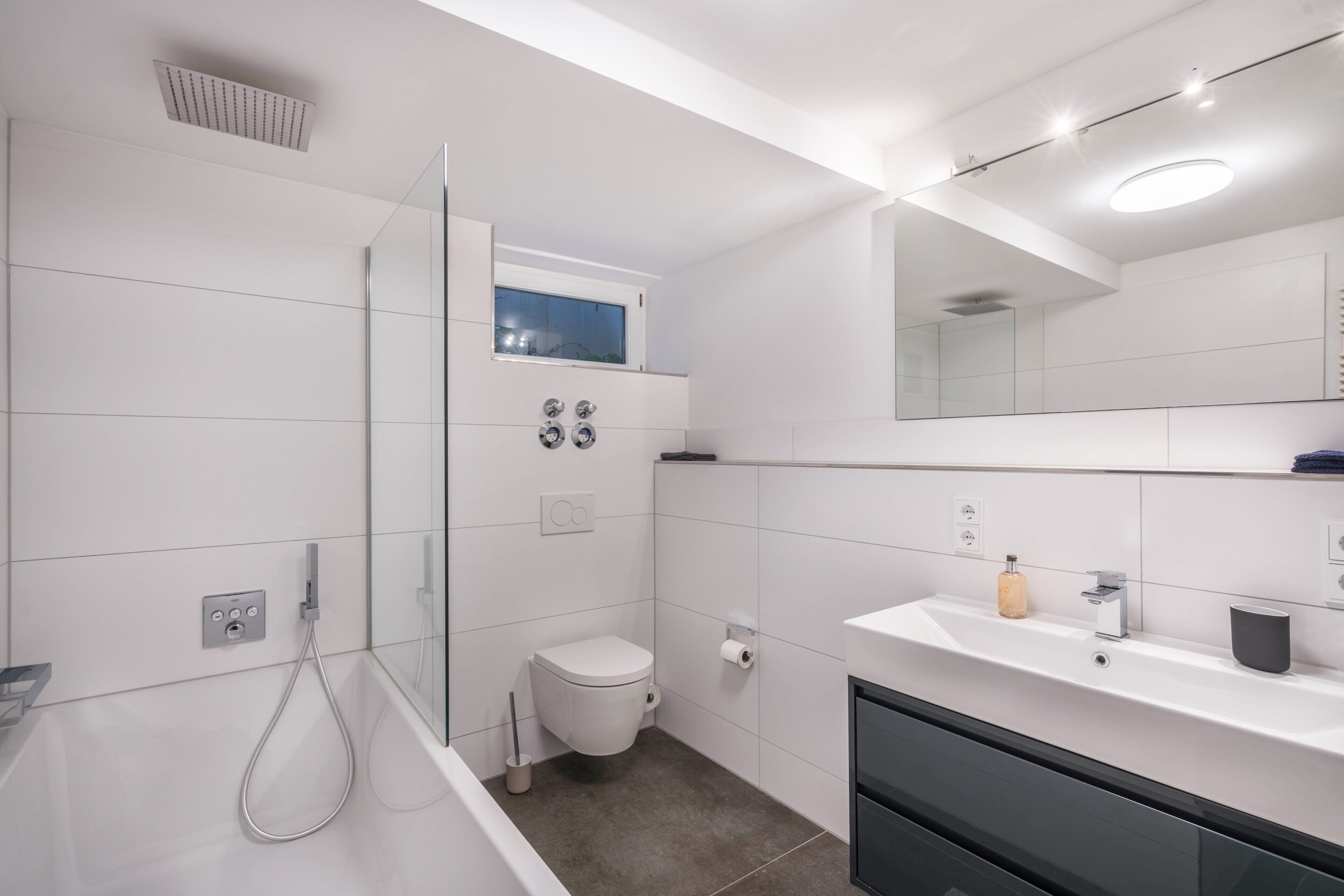 Badewanne, kostenlose Toilettenartikel, Haartrockner, Handtücher