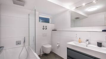 Badewanne, kostenlose Toilettenartikel, Haartrockner, Handtücher