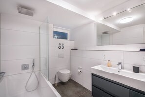 Baignoire, articles de toilette gratuits, sèche-cheveux