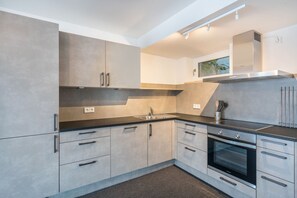Kühlschrank, Mikrowelle, Ofen, Herdplatte