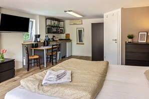 1 bedroom, bed sheets