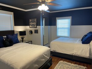 4 bedrooms, WiFi, bed sheets - Upscale Luxury Estate (Las Vegas)