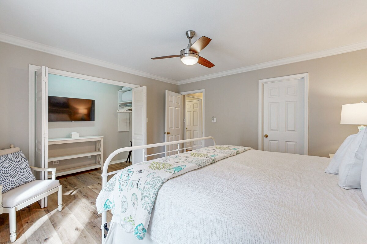 Photo 11 of Steps to beach & community pool, dog-friendly, great location