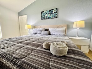 4 bedrooms, iron/ironing board, WiFi, bed sheets - Lavish 4 2 pool home with massive back yard space. Lovely decor and prime location at Highlands Reserve Golf and Country Club (Davenport)