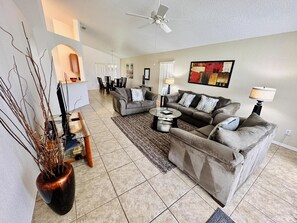 TV - Lavish 4 2 pool home with massive back yard space. Lovely decor and prime location at Highlands Reserve Golf and Country Club (Davenport)