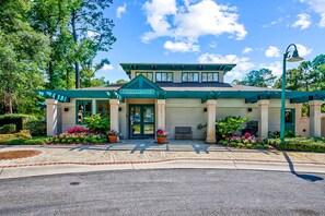 Exterior - Beautiful condo on golf course with pool, hot tub, balcony, tennis court, & W/D (North Myrtle Beach)